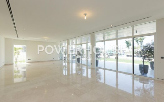 Villa For Sale in Golf Place